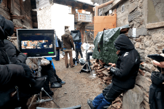 L'équipe de tournage de Winter Palace a pris ses quartiers dans les ruelles de Fäld (Binntal) cette semaine.